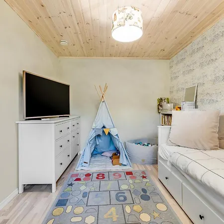 3 Bedroom Family With Huge Garden & Free Parking Сasa de vacaciones Tallin