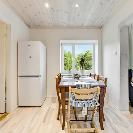 3 Bedroom Family With Huge Garden & Free Parking *