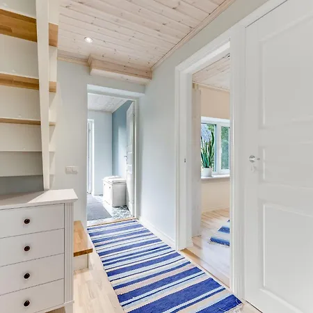3 Bedroom Family With Huge Garden & Free Parking *