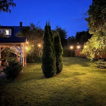 3 Bedroom Family With Huge Garden & Free Parking *