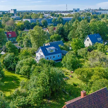 3 Bedroom Family With Huge Garden & Free Parking Tallinn