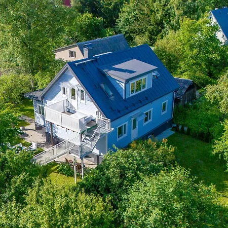 3 Bedroom Family With Huge Garden & Free Parking *