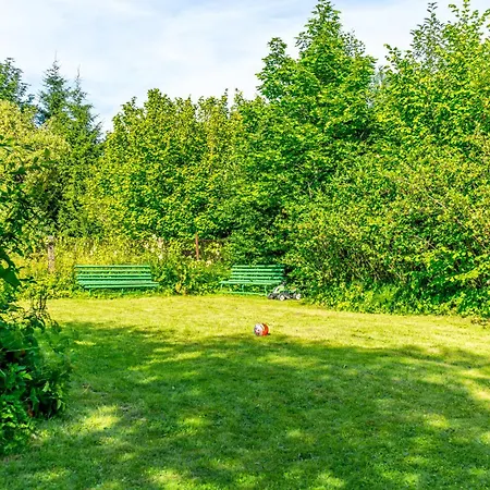3 Bedroom Family With Huge Garden & Free Parking *